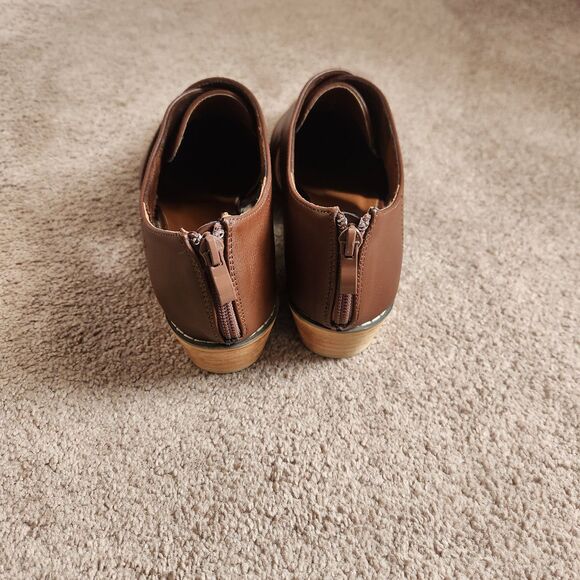 Size 11 Olive Street Charlie Congac Criss Cross Sip on Zip up 1" Flat - Picture 2 of 6